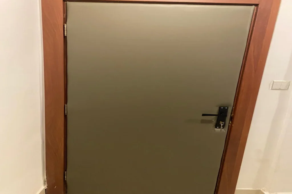 باب عازل صوت الكويت