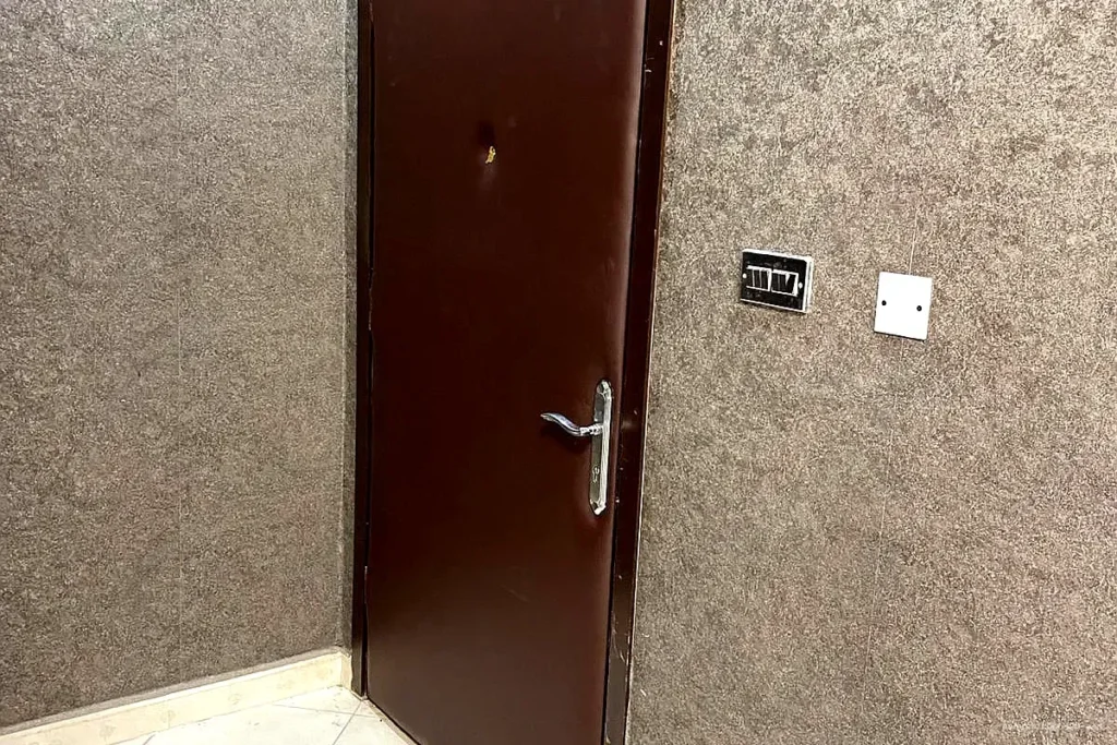 باب عازل صوت فاخر للفلل – تصميم وأناقة