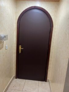 عزل باب الغرفة من الصوت بدون تغيير الباب