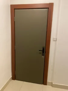 عزل باب الغرفة من الصوت بدون تغيير الباب