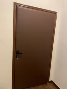 عزل باب الغرفة من الصوت بدون تغيير الباب