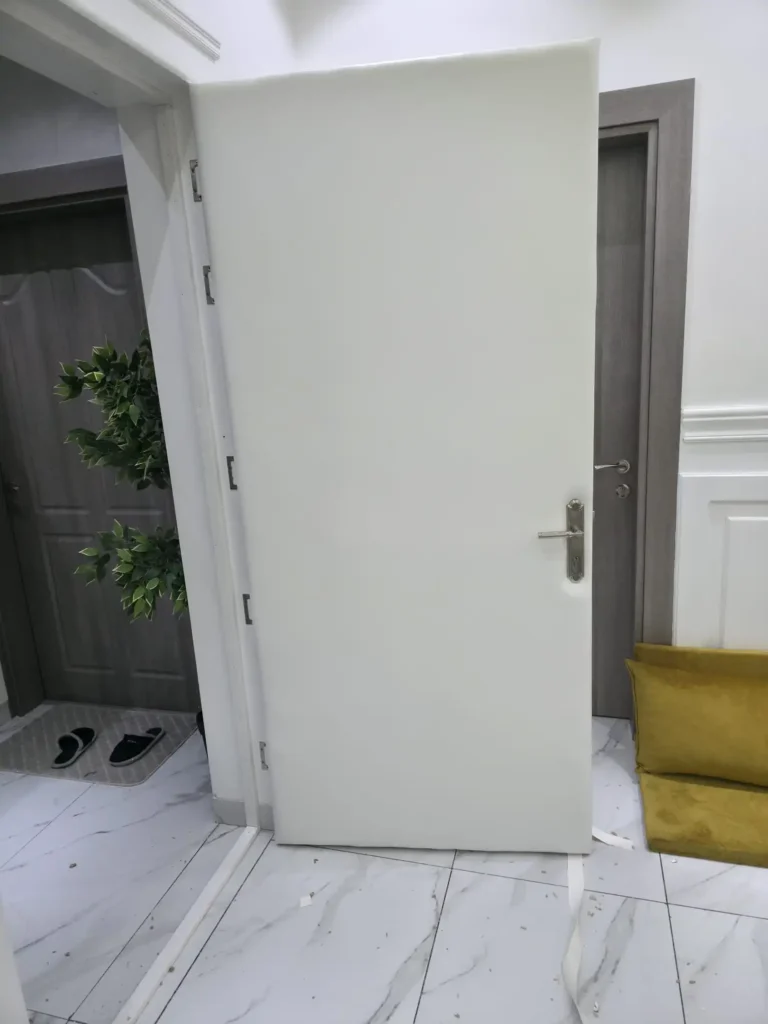 باب ابيض عازل للصوت