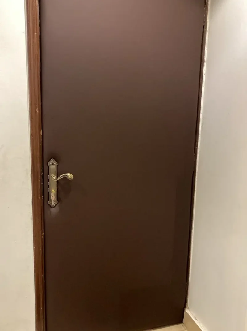 باب بنى عازل للصوت